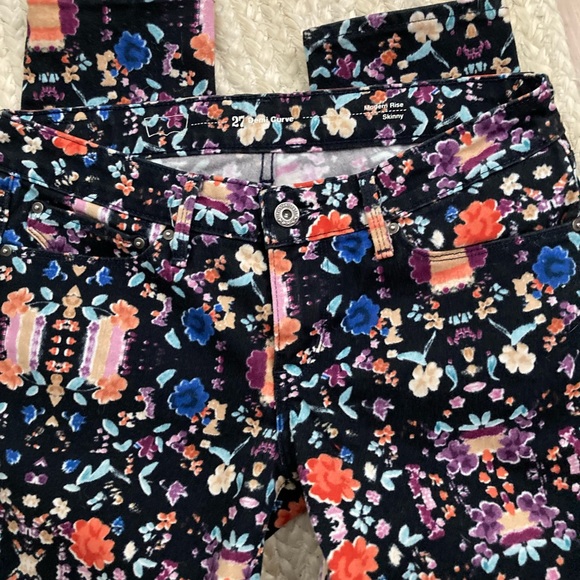 Levi's Denim - LEVI’S! Look at these fun skinny florals! Flawless